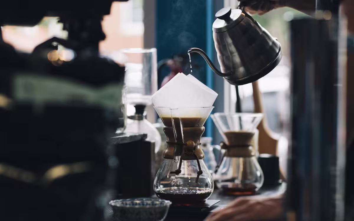 Preparación de café filtrado sobre barra de comercio local