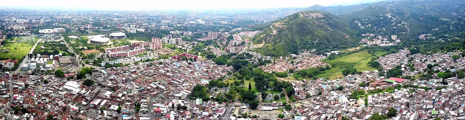 Vista panorámica urbana al pie de los Farallones en Colombia